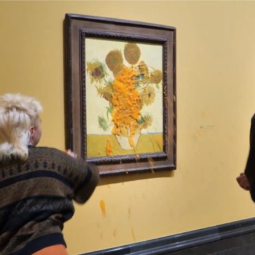 dramatic-video-shows-moment-just-stop-oil-throw-soup-over-van-gogh’s-sunflowers-for-second-time